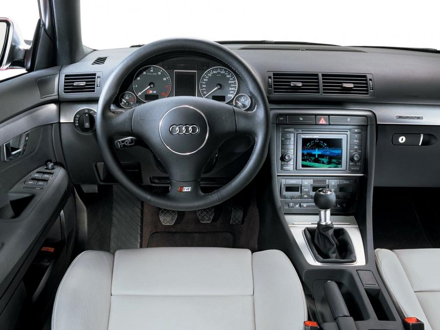 Торпедо Audi S4 Sedan (B6, 8E) 2003 года  (фото 17 из 18)